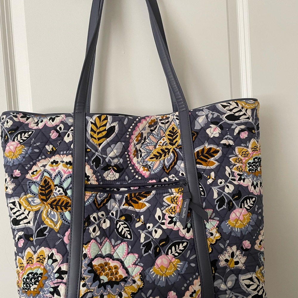 *SALE* VERA BRADLEY Quilted Bag & KEY TAG, 6 interior pockets. Holds a lot - Picture 1 of 9